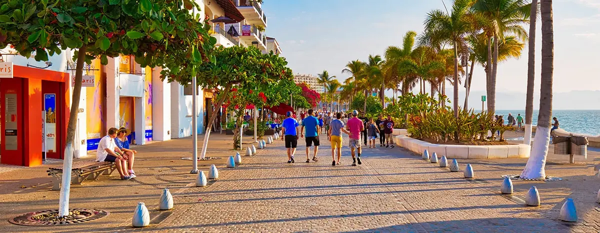 Caminando en el Malecón in Vallarta